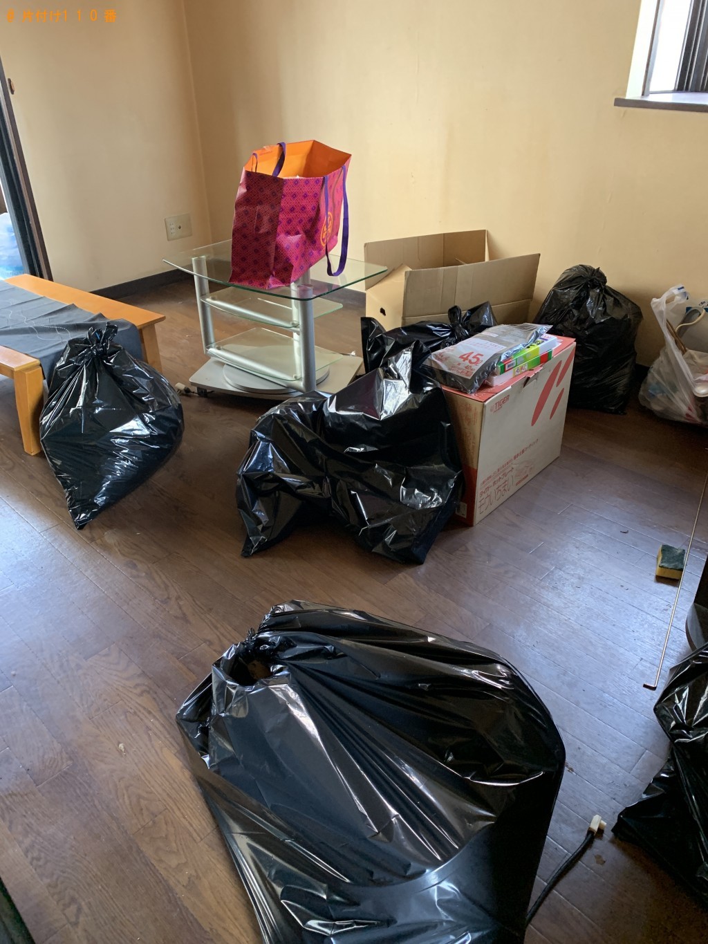 【北九州市小倉北区】テーブル、衣類、ハンガーラックなどの出張不用品回収・処分ご依頼
