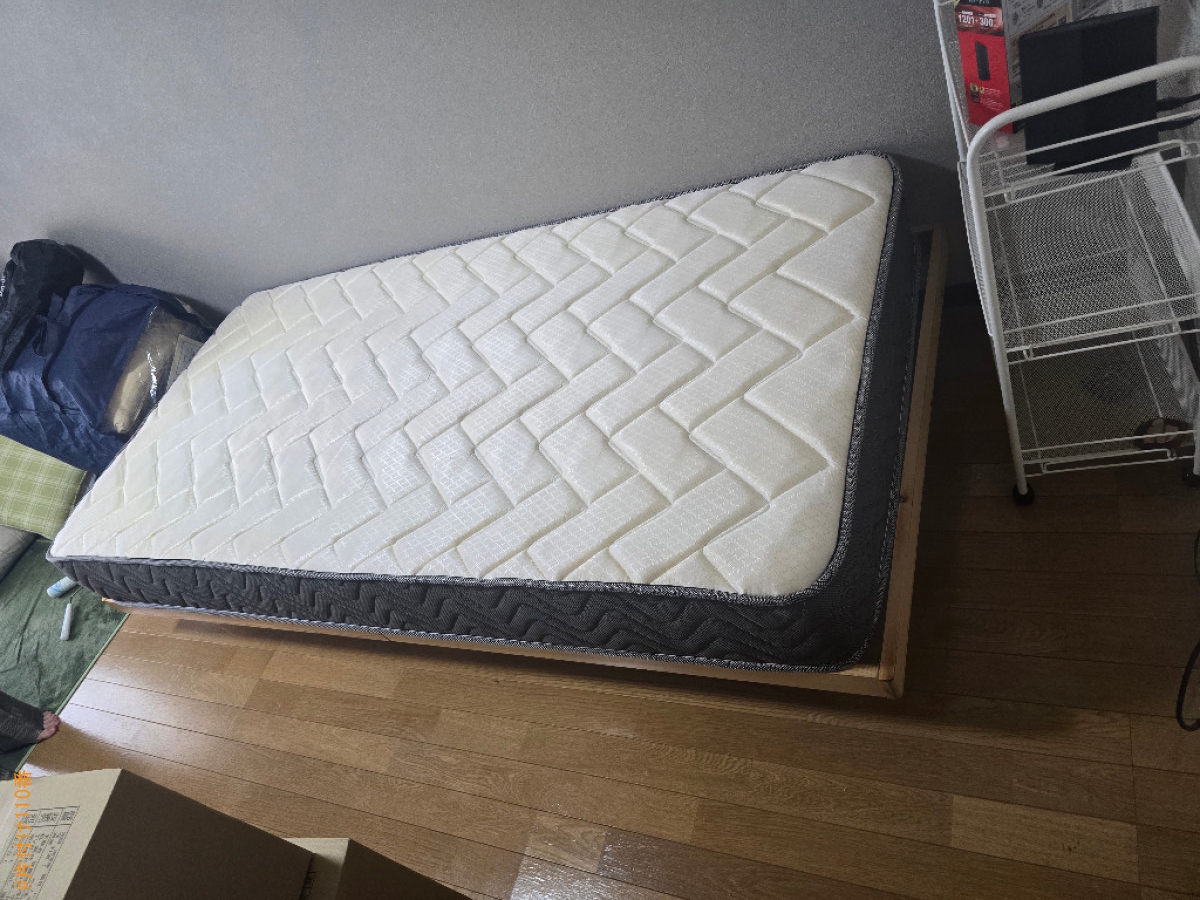 【飯塚市】マットレス付きシングルベッド、食器棚の回収・処分ご依頼